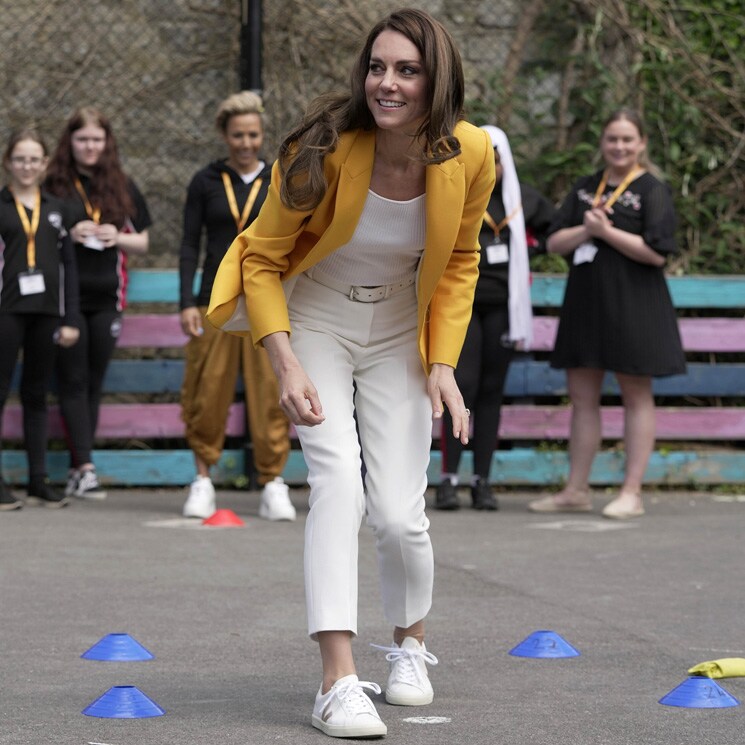 La princesa de Gales estrena una 'blazer' amarilla con sus zapatillas veganas más buscadas