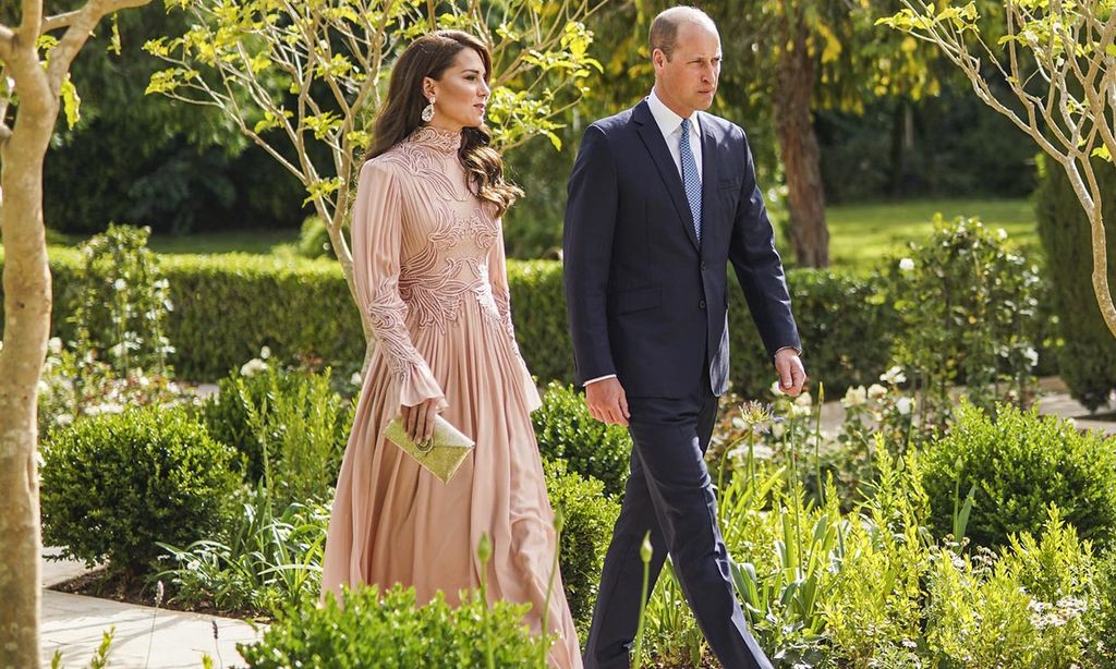La princesa de Gales nos conquista en Jordania con un romántico vestido rosa de estilo libanés