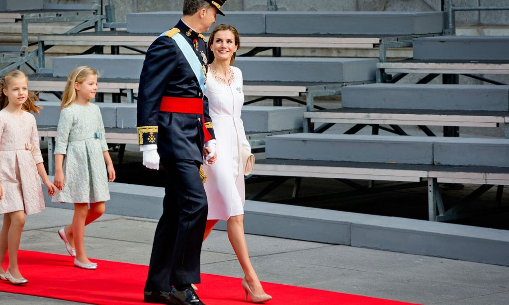 El fabuloso primer look de la reina Letizia, una histórica elección que nos impactó hace 9 años