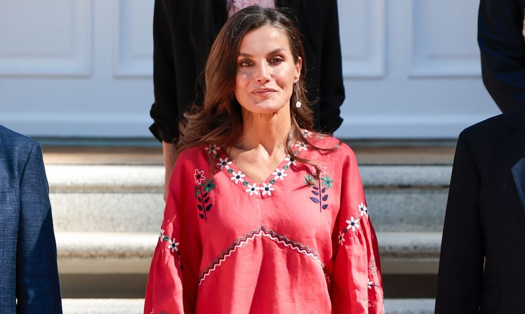 La reina Letizia estrena una nueva blusa de firma ucraniana con bordados florales