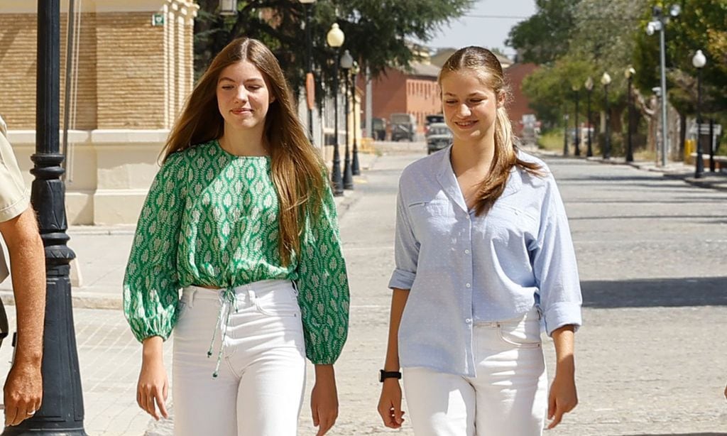 La infanta Sofía sorprende con una blusa estampada de Zara y se conjunta con Leonor en su gran día