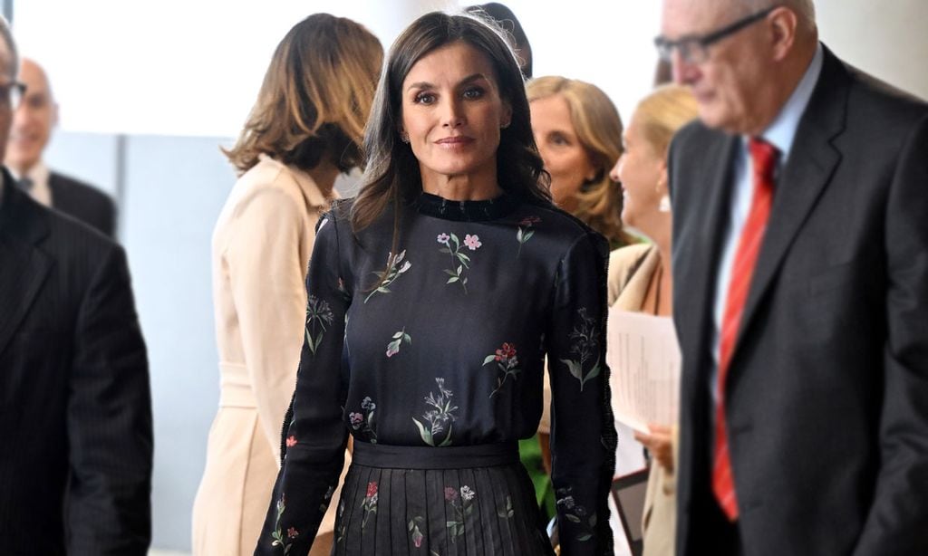 ¿Es un vestido o un conjunto? La reina Letizia juega al despiste con su estreno floral en Londres