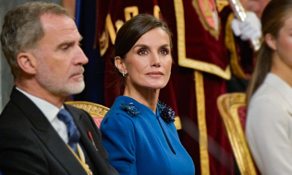 El vestido de la reina Letizia en el cumpleaños de Leonor: elegante escote lágrima y flores de lentejuelas