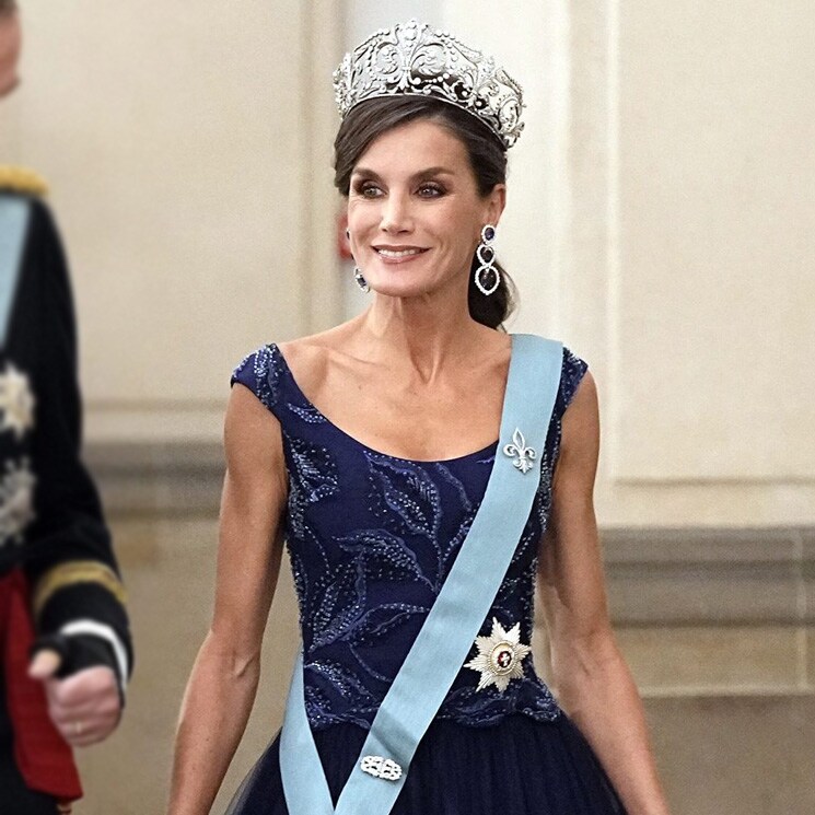 El impactante look de gala de la reina Letizia en Dinamarca: un vestido de Varela y la tiara Flor de Lis
