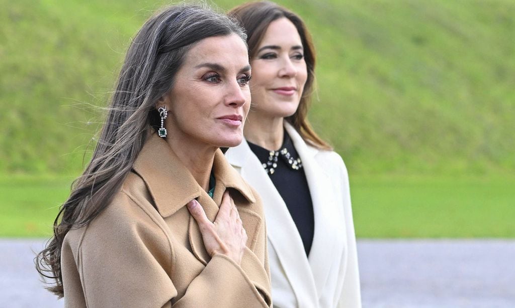 La reina Letizia transforma su look bicolor en Dinamarca con bolso de flores y pendientes de esmeraldas