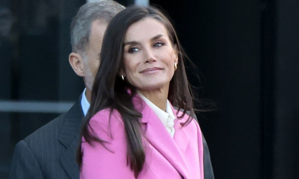 La reina Letizia recicla el vestido blanco de su cita neoyorquina con Jill Biden y un 'clutch' de Leonor