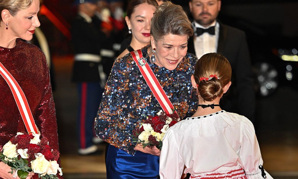 El triunfo de la princesa Carolina con un top de 'paillettes' multicolores en la gran noche de Mónaco