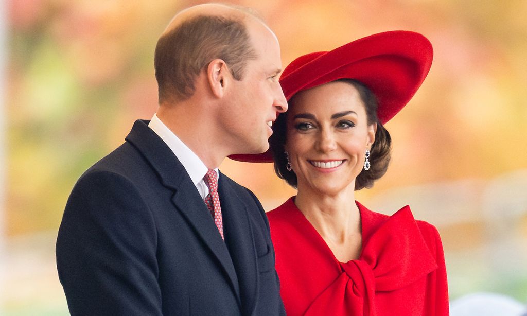 La princesa de Gales, fabulosa con un elegante look en rojo y pendientes de zafiros de Diana