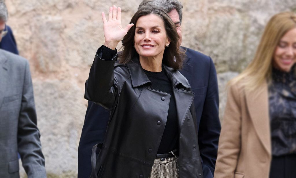 El cambio de estilo de la reina Letizia en La Rioja: abrigo de cuero y mocasines con plataforma