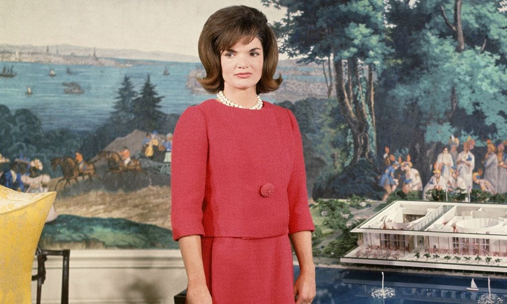 30 años sin Jackie Kennedy: repasamos sus looks más icónicos y su eterna influencia en el estilo de las estrellas