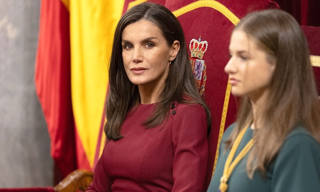 La reina Letizia, muy solemne con una capa y el vestido frambuesa de su cita con Carlos de Inglaterra