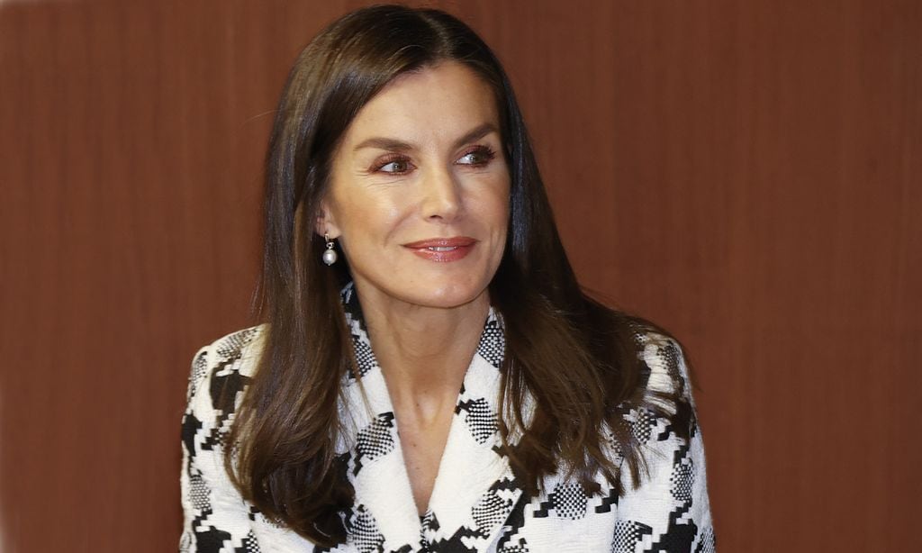 La reina Letizia recupera su imagen más moderna con su chaqueta de estampado 'arty' y minitacones