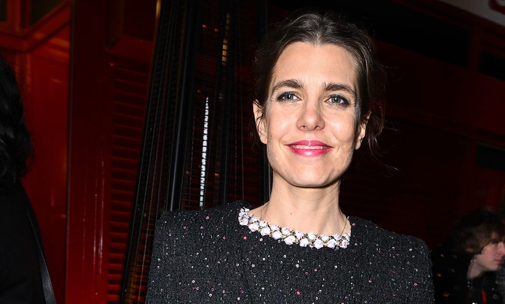 Carlota Casiraghi estrena un traje de chaqueta de 'tweed' en un exclusivo desfile de moda en Manchester