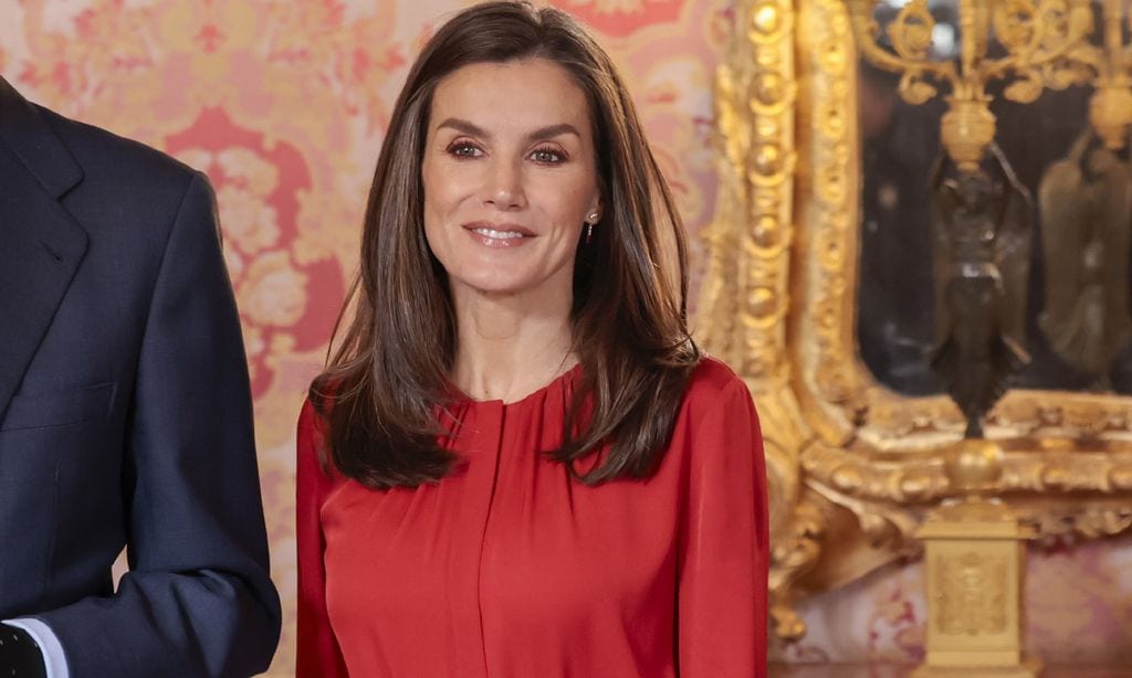 El 'déjà vu' de la reina Letizia con un vibrante top de color rojo y su falda floral con anécdota