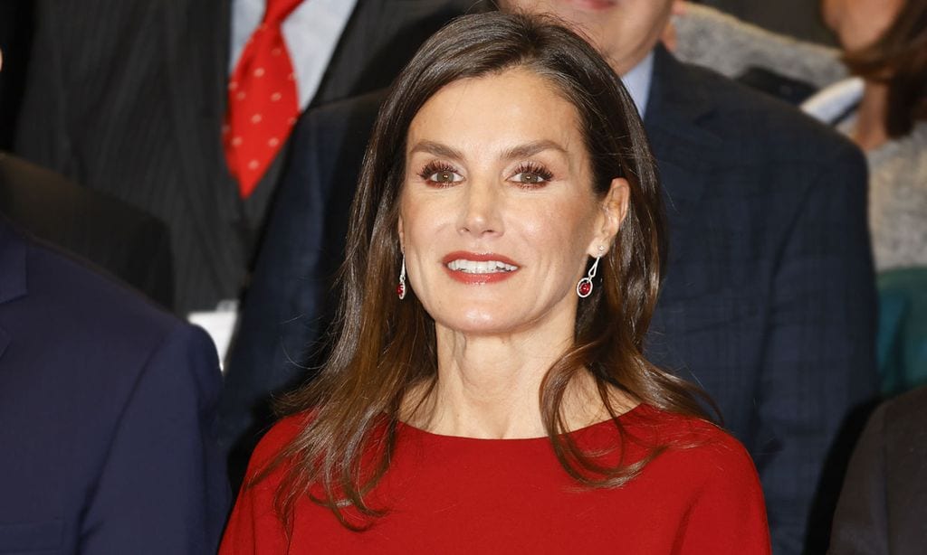 La reina Letizia se adelanta en Avilés a la Navidad con su vestido rojo, cinturón ancho y botas