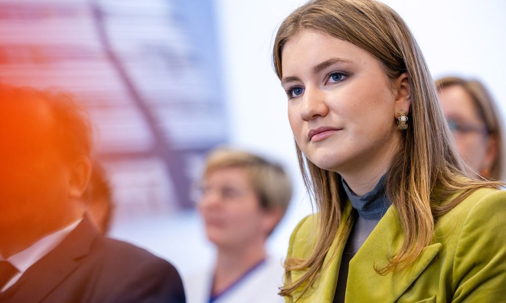 Elisabeth de Bélgica sorprende con un top transparente y un traje vibrante en Gante