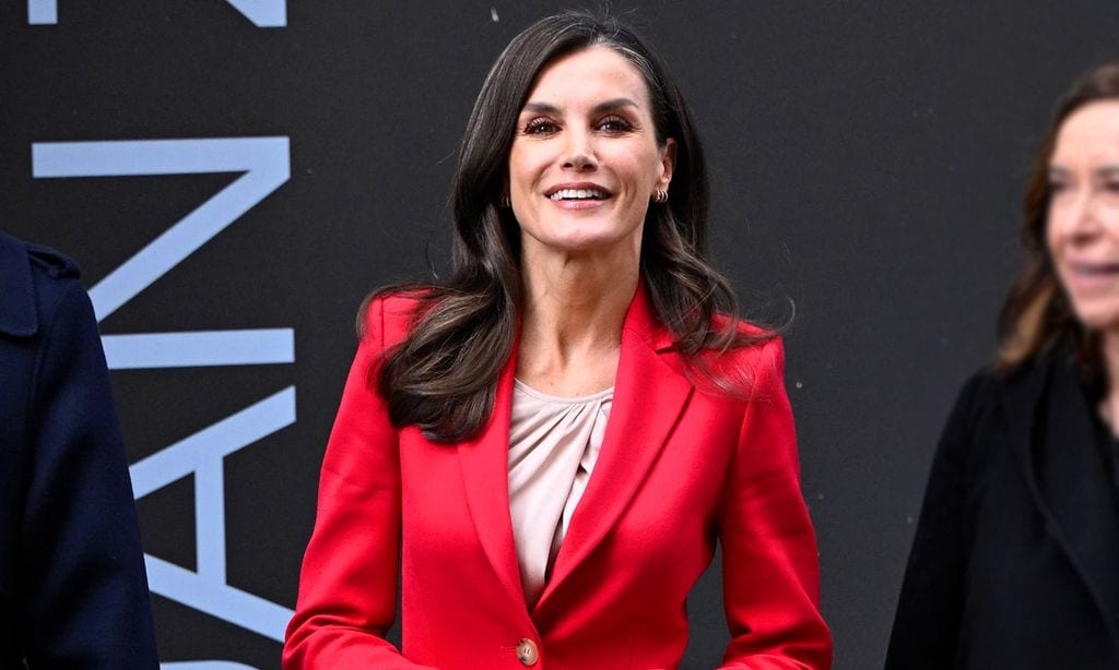 La reina Letizia ahorra en moda y recupera un look de trabajo poderoso: traje rojo y tacón muy ancho