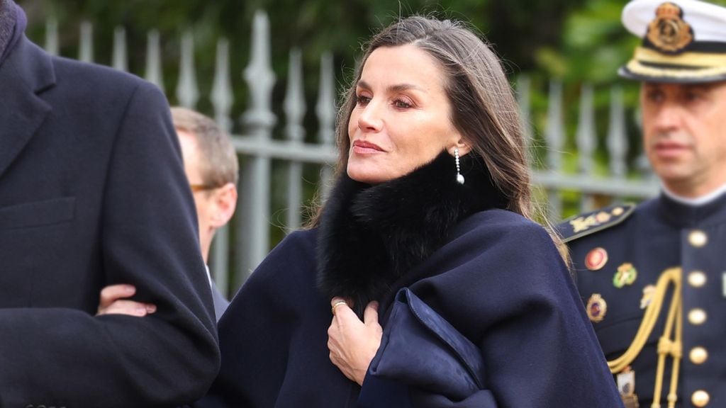 La reina Letizia, elegante y sobria en Windsor con capa y pendientes de perlas