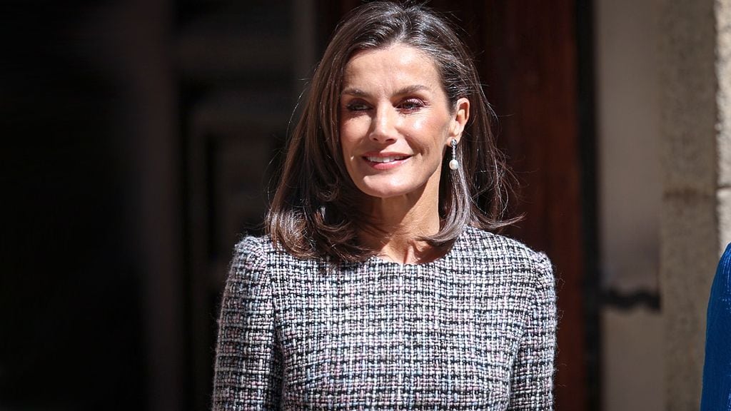 La reina Letizia estrena el vestido de 'tweed' desflecado perfecto para las invitadas más clásicas