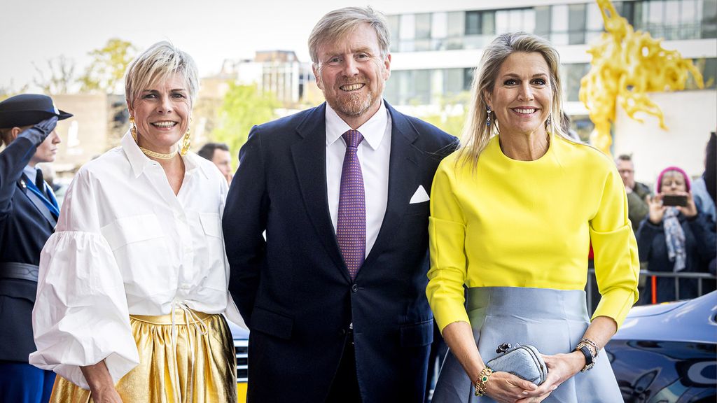 Máxima brilla con una vibrante camiseta unisex y bolso de mano 'roto' para ir de concierto