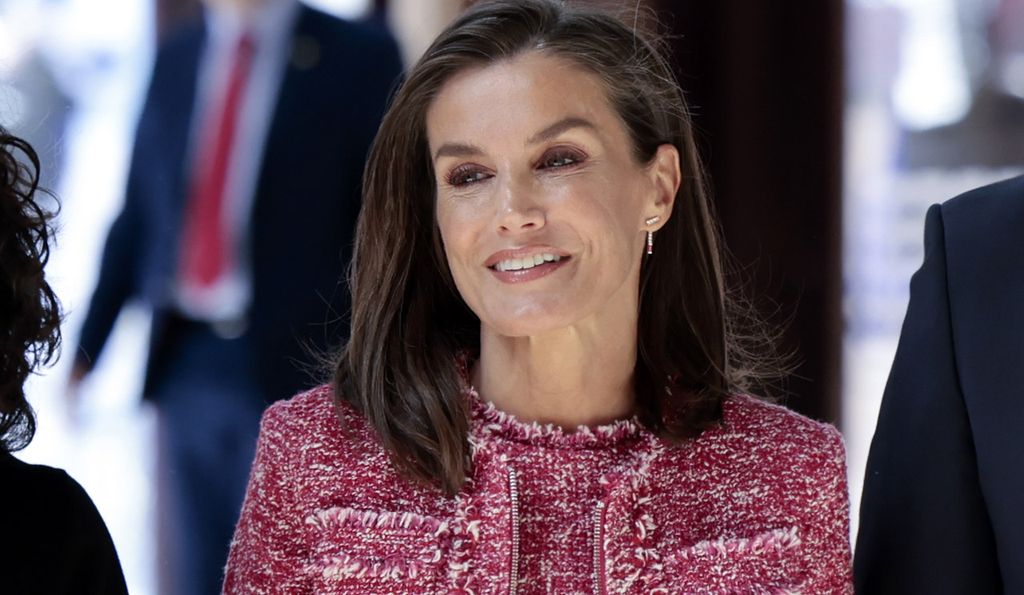 La reina Letizia innova con un pantalón superancho y zapatillas tras mostrar abdominales hace dos años