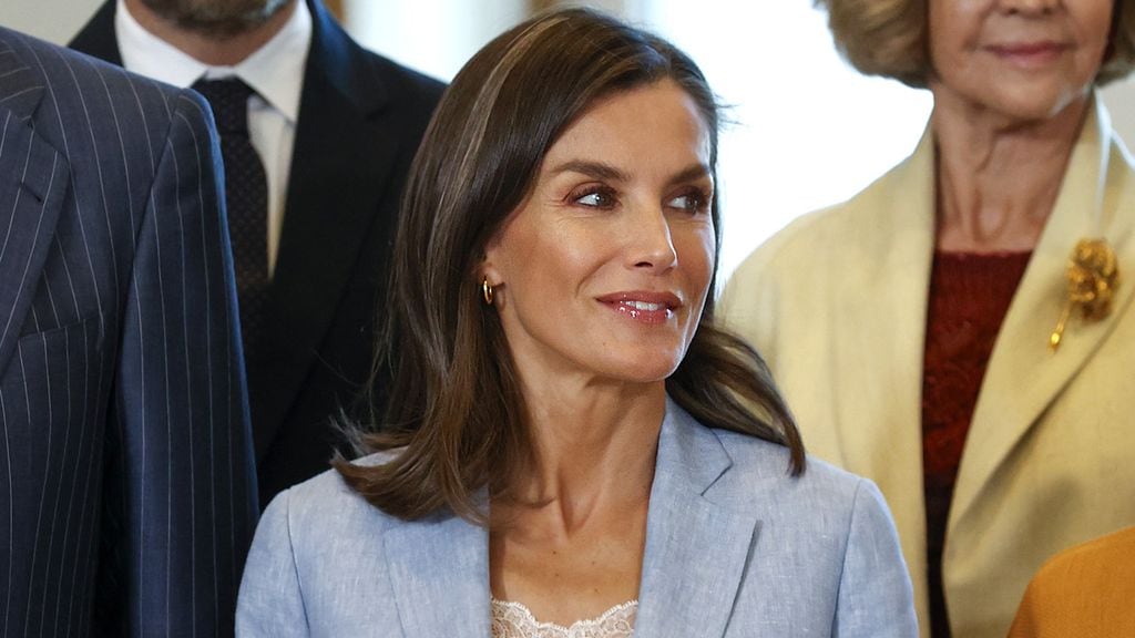 La reina Letizia vuelve a conseguir que su traje español de lino azul parezca de estreno