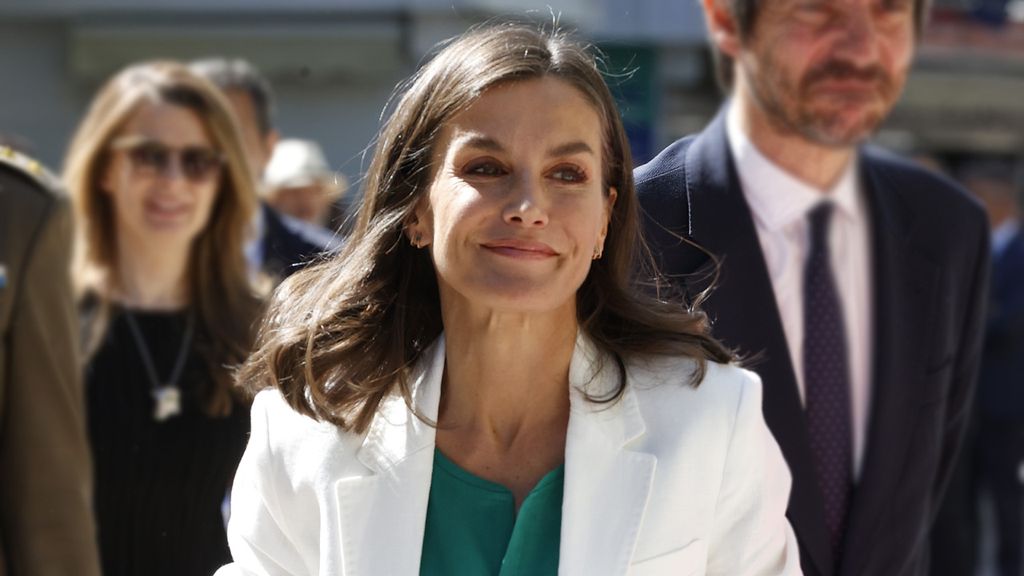 La reina Letizia rompe sus propias normas de estilo al llevar un traje blanco y top con croché