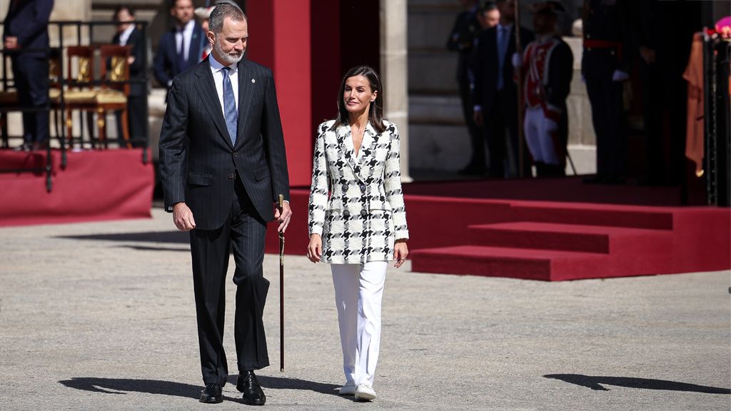 16 looks de la reina Letizia con zapatillas cómodas y sus trucos para combinarlas