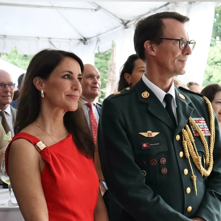 Marie de Dinamarca estrena un original vestido rojo de Zara que es perfecto para las bodas de verano