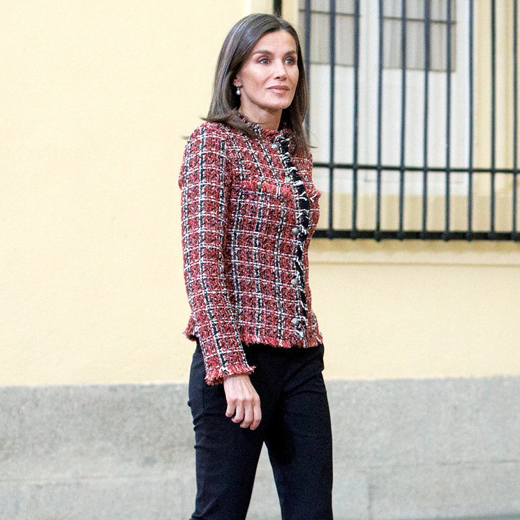 La reina Letizia confirma que las chaquetas de 'tweed' son su básico favorito de primavera y no solo con zapatillas