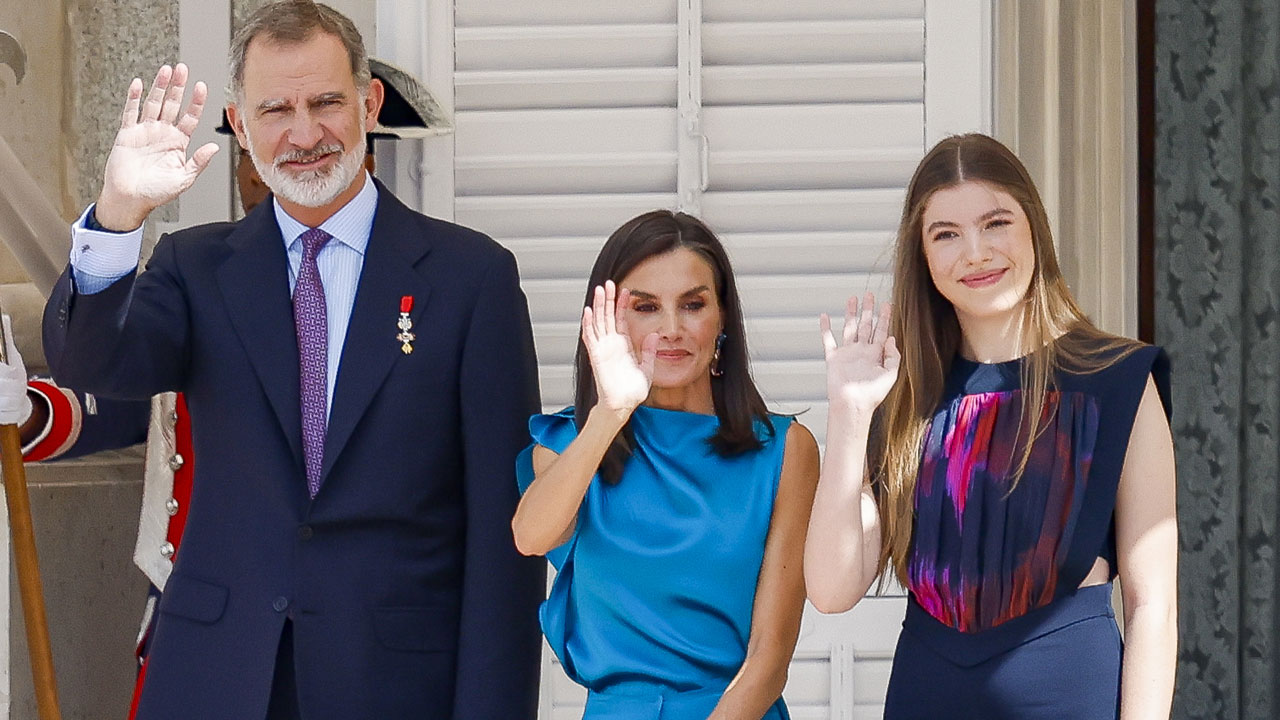 La reina Letizia recicla un vibrante conjunto español con pendientes XL para un día histórico en España