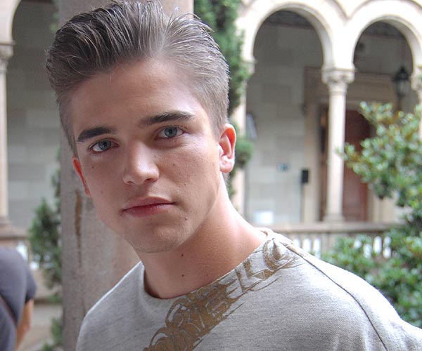 Entrevista con el modelo River Viiperi: “Cuando me retire del mundo de la moda, será para actuar”