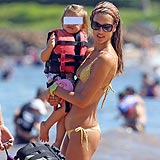 Alessandra Ambrosio, de vacaciones en Maui (Hawai). La modelo estuvo acompañada de su pareja, Jamie Mazur, y la hija de ambos, Anja Louise.