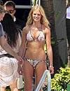 Erin Heatherton, sin Leonardo DiCaprio, se da un refrescante chapuzón en Miami