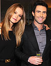 La modelo Behati Prinsloo y el cantante Adam Levine, del grupo Maroon 5, se comprometen