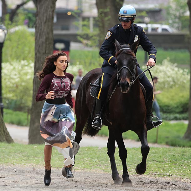 Irina Shayk coquetea (y huye) de la policía neoyorquina