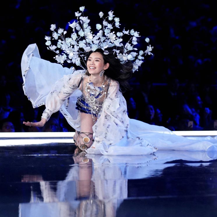 La polémica decisión de televisar la caída de Ming Xi en el desfile de Victoria's Secret