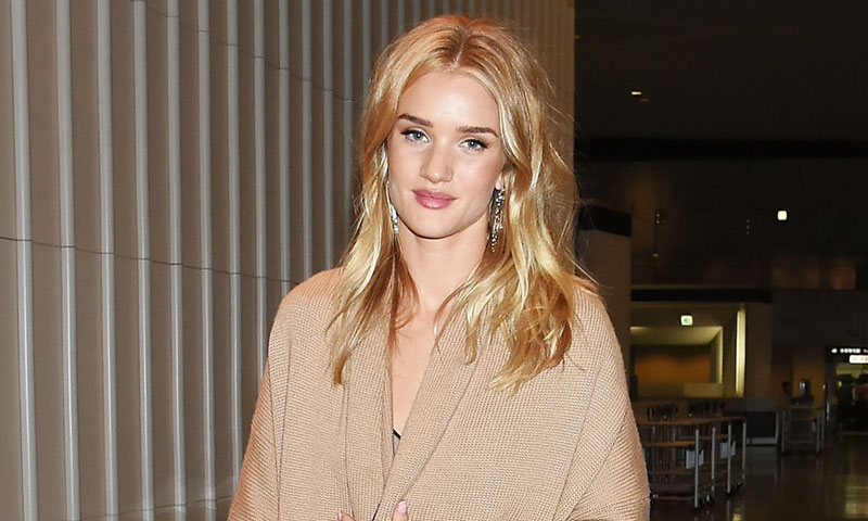 Rosie Huntington-Whiteley felicita la Navidad con la primera foto de su hijo