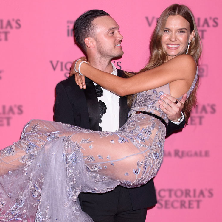 La emotiva reacción de Josephine Skriver a la última declaración de amor de su prometido