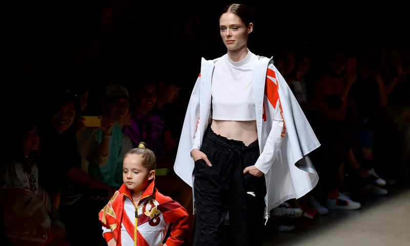 Coco Rocha y su hija cierran su primer desfile juntas sobre la pasarela de Nueva York