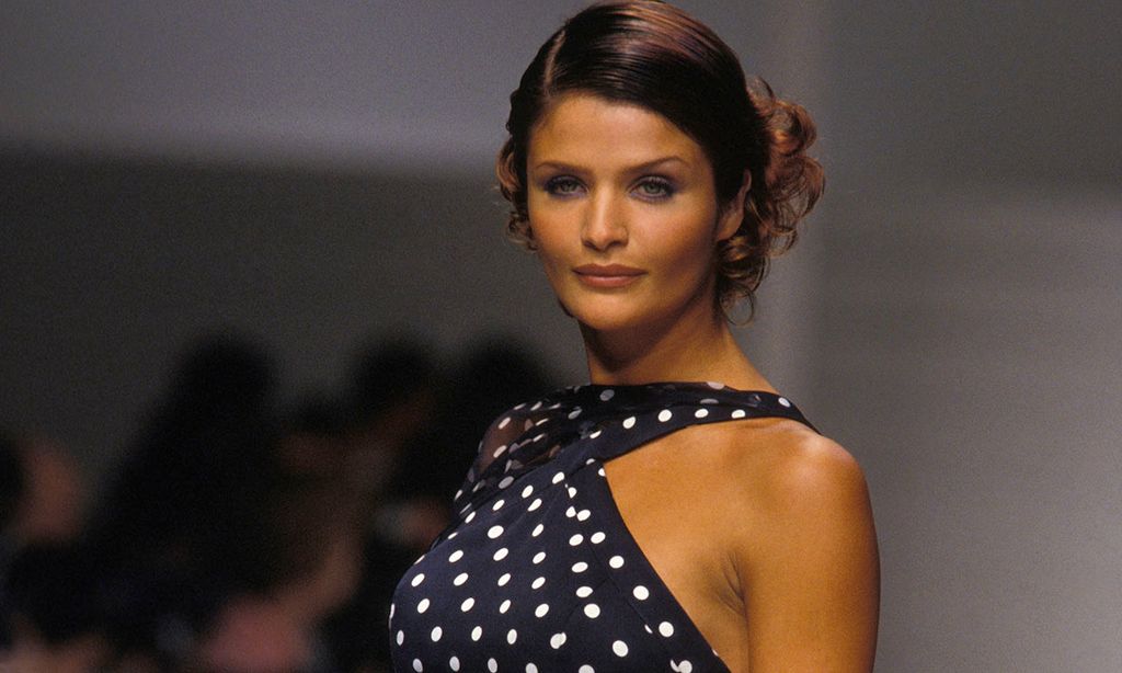 Helena Christensen recupera sus looks de pasarela, aunque no como imaginas