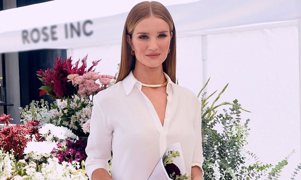 Rosie Huntington-Whiteley cambia de idea y muestra las primeras fotos de su hija