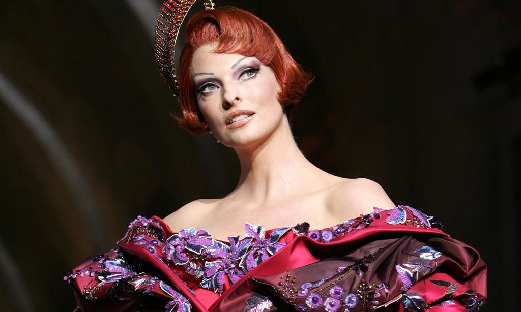 15 momentazos de Linda Evangelista sobre la pasarela por su 58 cumpleaños