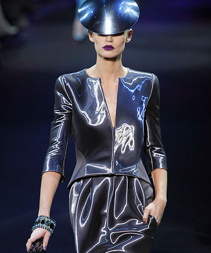 Giorgio Armani destapa su lado más futurista en los desfiles de Alta Costura primavera-verano 2011