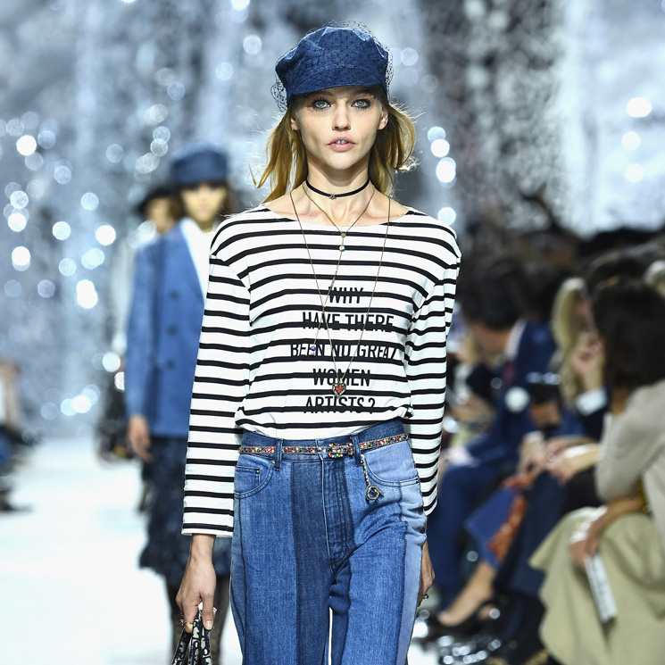 Dior renueva su mensaje feminista con una camiseta de rayas