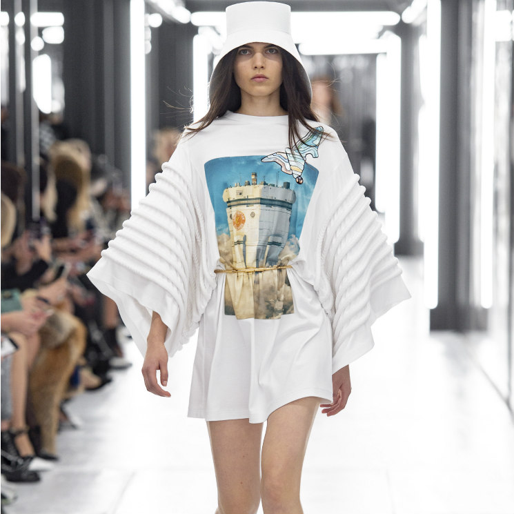 Paris, Francia - 07 De Octubre: Un Modelo Camina Por La Pasarela Durante La  Presentación De Louis Vuitton Como Parte De La Semana De La Moda De París  Vestimenta Para Mujer Primavera /
