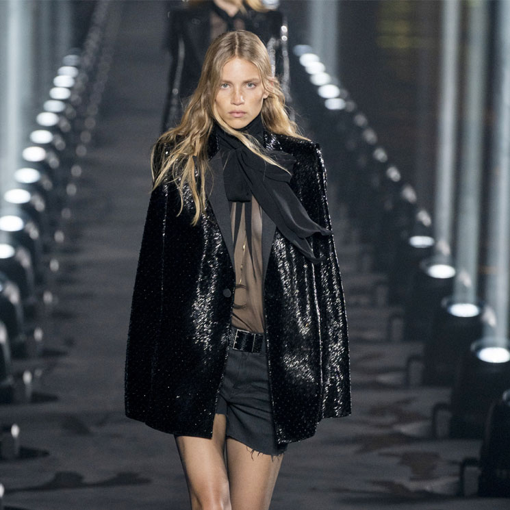 Chaqueta de lentejuelas y 'short': Vaccarello reinventa el esmoquin de Saint Laurent