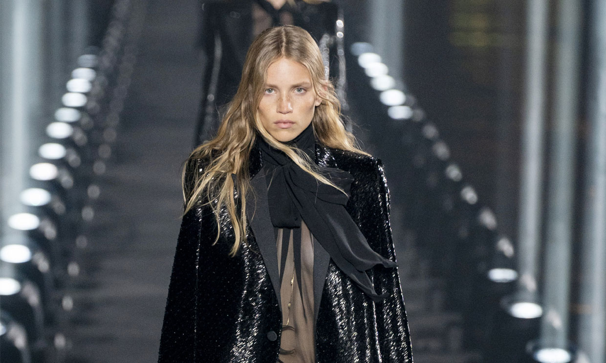 Chaqueta de lentejuelas y 'short': Vaccarello reinventa el esmoquin de Saint Laurent