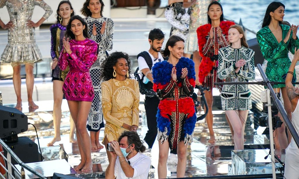 En un barco y con las modelos descalzas: el inusual desfile de Balmain por su aniversario