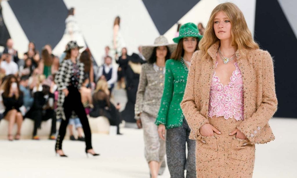 Bordados florales, un vestido de novia y otros detalles del desfile de Alta Costura de Chanel